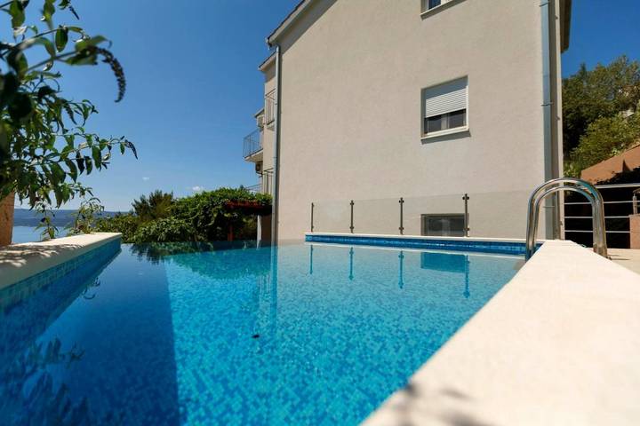 Apartament wakacyjny dla 4 osób, z Balkon i Taras oraz Basen i Widok w Celina