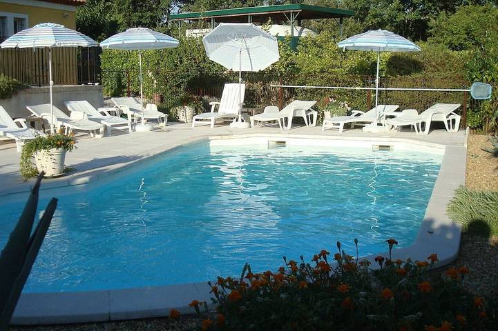 Gîte pour 4 personnes, avec Balcon/Terrasse et Terrasse ainsi que Jardin et Piscine