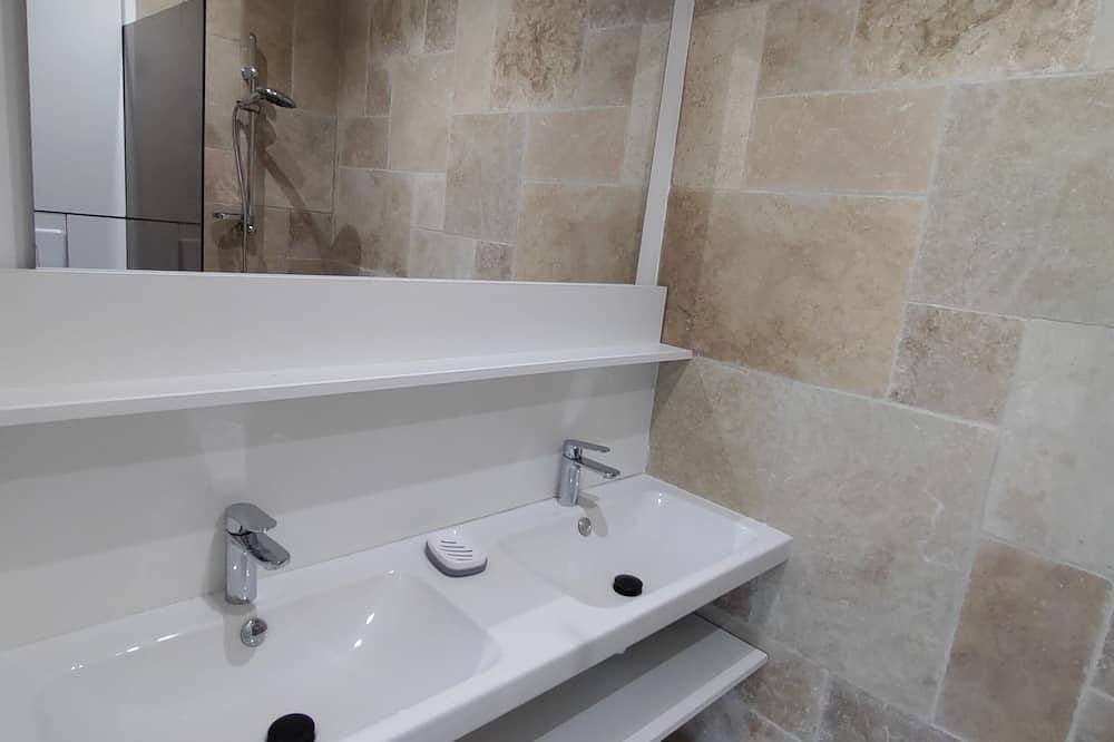 Appartement entier, Studio 3* de la Maison Bleue d'Ardèche - avec piscine et rivière, en sud-Ardèche in Saint-Mélany, Parc naturel régional des Monts d'Ardèche