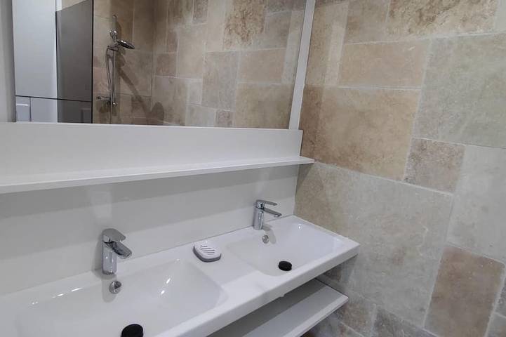 Gîte pour 2 personnes, avec terrasse ainsi que jardin et piscine à Saint-Mélany - 2