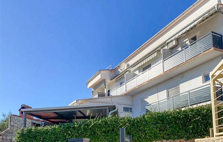 Ganze Ferienwohnung, Apartment mit Meerblick, Terrasse, WLAN und Parkplatz – 1,5 km zum Strand in Pirovac, Šibenik-Knin