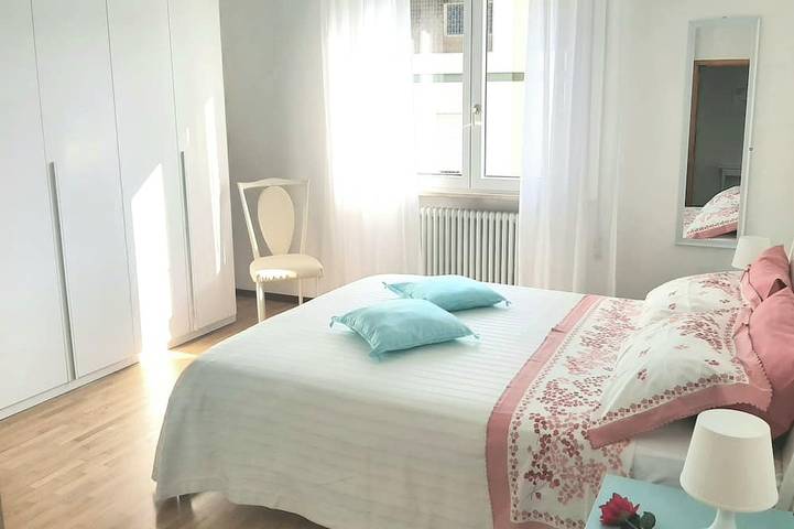 Appartement entier, Grand et lumineux, à deux pas du château, balcon, WIFI Gratuit, A / C, parking in Rimini, Province de Rimini