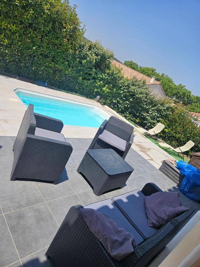Location de vacances pour 6 personnes, avec piscine ainsi que terrasse et vue à Roujan - 4