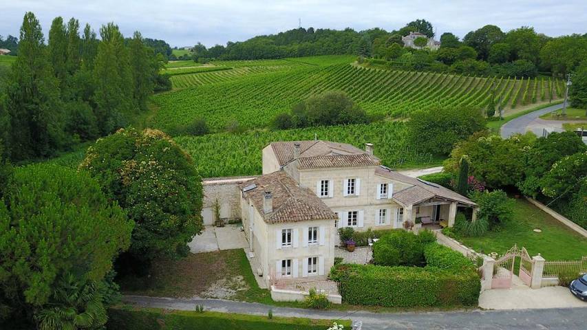 Gîte pour 2 personnes, avec terrasse ainsi que jardin et vue à Saint-Michel-de-Fronsac