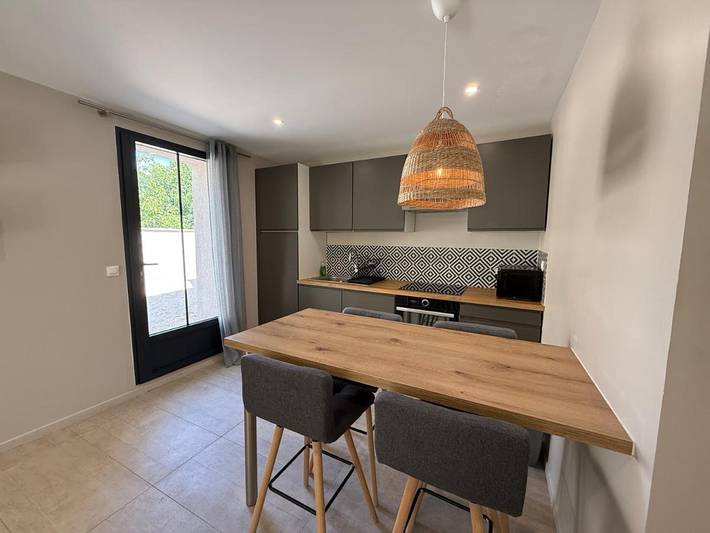 Gîte pour 2 personnes, avec vue ainsi que jardin et piscine dans Thermes de Camoins les Bains - 4