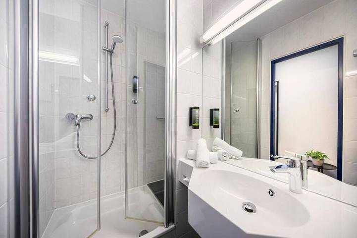 Stylish Budget Retreat! Twin Room | Near Stuttgart Attractions | Pets Welcome in Stuttgart, Région de Stuttgart