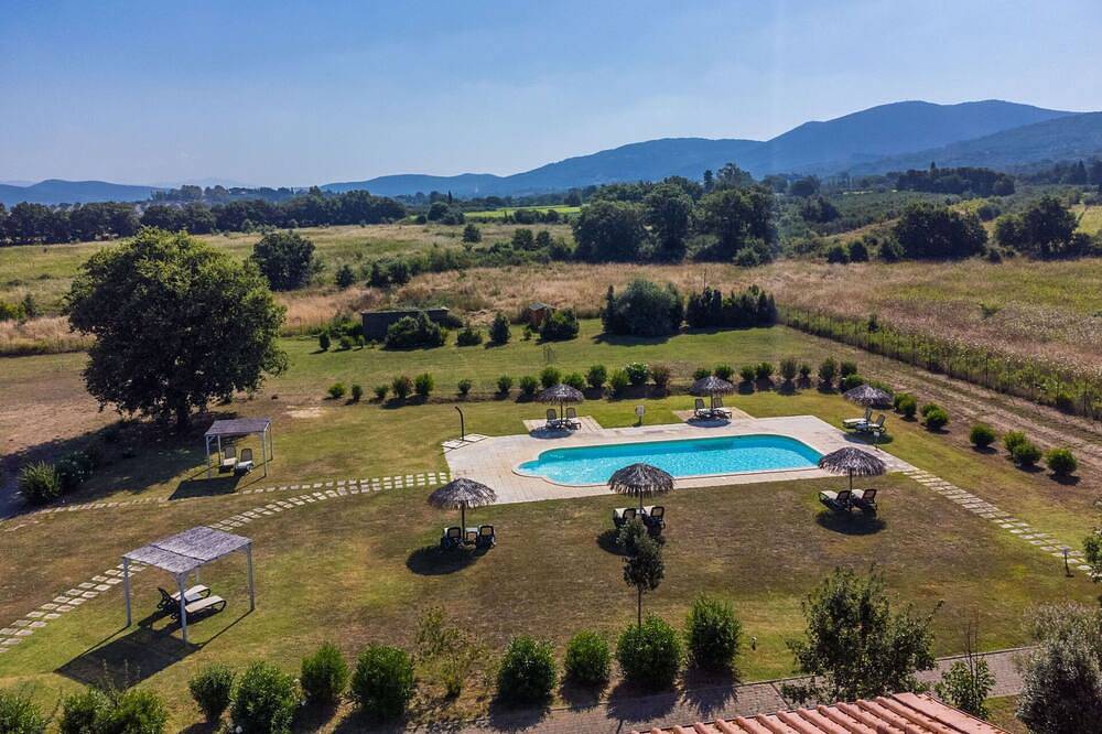 Appartement entier, Appartement avec climatisation, piscine, Wifi, Tv, terrasse, animaux admis, vue panoramique in Scarlino, Province de Grosseto