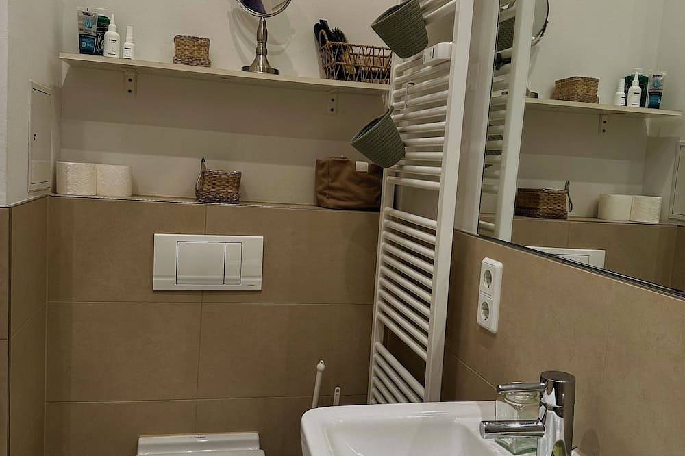 Ganze Wohnung, Ruhige Altbau-2-Zimmer-Wohnung mit Terrasse | Zentrale Lage nahe Parks & S-Bahn in Kreuzberg Berlin, Berlin