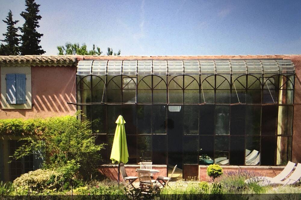 Ecolodge \"Au Fil de l'Eau\". Swimming pool in inner garden. Near Isle/Sorgue. in Lagnes, Parque natural regional del Luberon