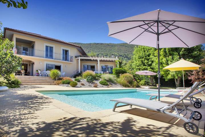 Vakantiehuis voor 8 personen, with zwembad and uitzicht op het meer as well as tuin, kindvriendelijk aan het meer van Annecy