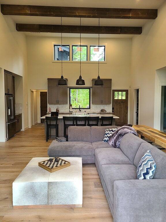 Log cabin for 8 people, with terrace and hot tub as well as yard in Mount Rainier National Park