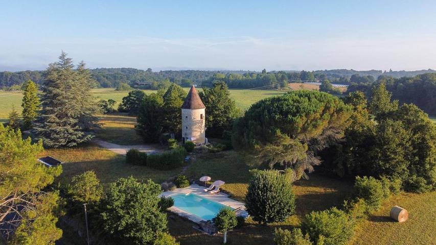 Location de vacances pour 2 personnes, avec Terrasse et Jardin ainsi que Piscine et Vue à Saint-Maime-de-Péreyrol