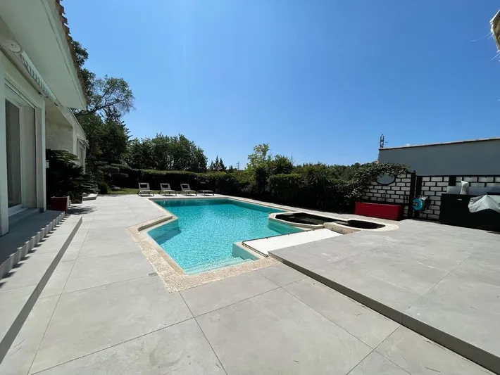 Villa pour 8 personnes, avec jacuzzi ainsi que terrasse et piscine - 1