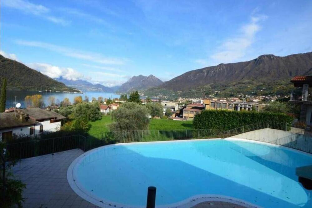 Ganze Wohnung, Family apartment with swimming pool and carport in Sale Marasino, Iseosee