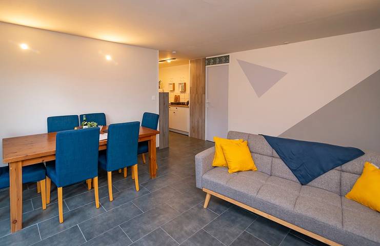 Appartement de vacances pour 6 personnes, avec terrasse ainsi que piscine et jardin, adapté aux familles