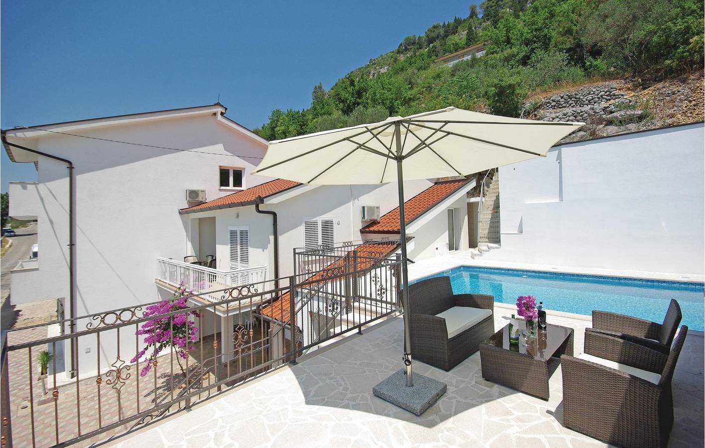 Modern appartement met 1 slaapkamer, zwembad, wifi en parkeergelegenheid in Veliki Prolog, Makarska Riviera