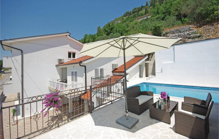 Feriehus for 12 personer, med terrasse - 1