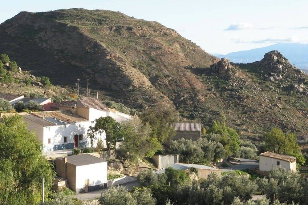 Casería escondida con montañas donde la naturaleza despliega su mayor esplendor in Hinojares, Parque natural de las Sierras de Cazorla y Segura