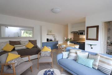 Gîte pour 3 personnes, avec terrasse ainsi que jacuzzi et piscine, animaux acceptés dans Port Santa-Lucia