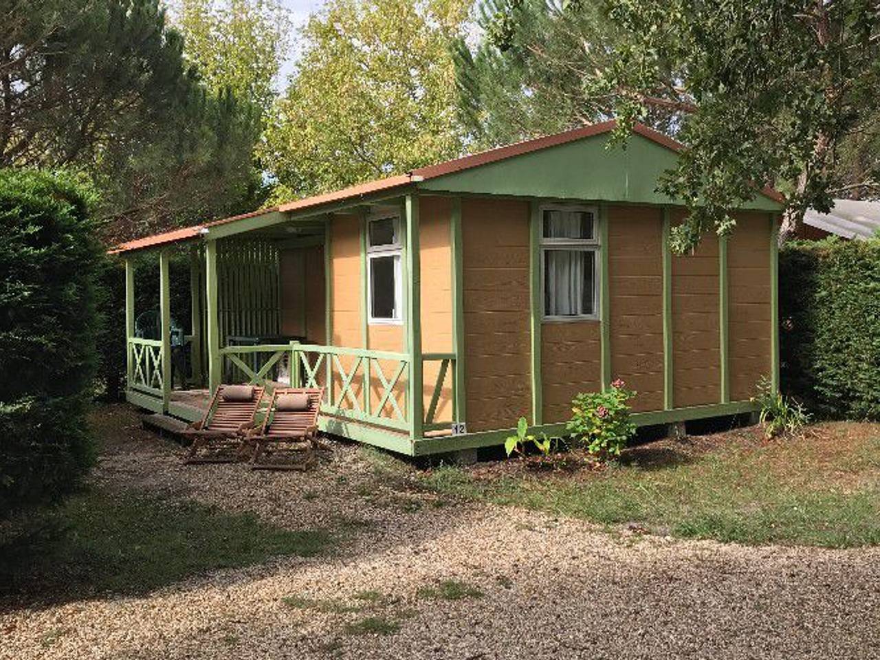 Chalet Cómodo con Terraza en Camping La Chesnays in Vendays-Montalivet, Parque natural regional del Médoc