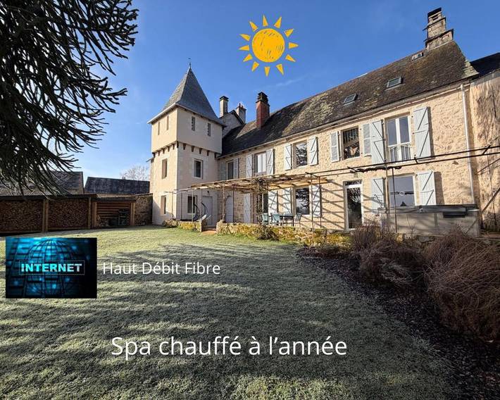 Location de vacances pour 6 personnes, avec Jacuzzi et Terrasse ainsi que Jardin et Vue à La Roche-Canillac