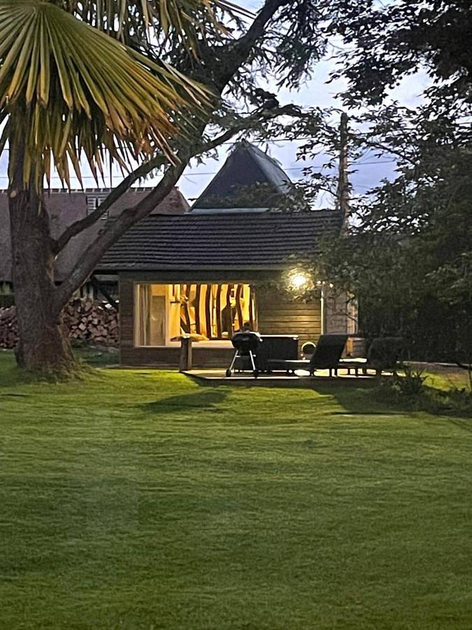 Location de vacances pour 3 personnes, avec Terrasse ainsi que Jardin et Vue à Saint-Gatien-des-Bois