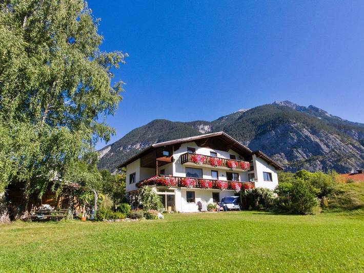 Ferienwohnung für 4 Personen, mit Balkon und Garten sowie Ausblick in Nassereith