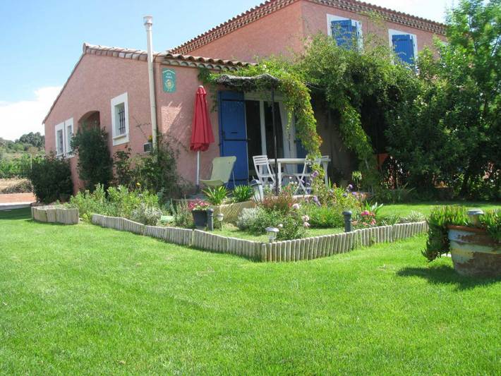 Gîte pour 3 personnes, avec Terrasse ainsi que Jardin et Piscine