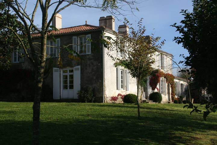 Gîte pour 14 personnes, avec terrasse ainsi que piscine et jardin