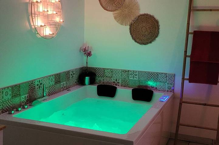 Maison de vacances pour 4 personnes, avec jardin ainsi que jacuzzi et terrasse à Plonéour-Lanvern
