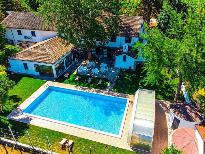Privatzimmer für 2 Personen, mit Terrasse und Garten sowie Pool und Ausblick
