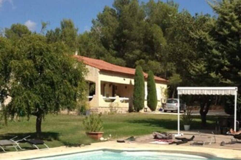 Villa on a wooded plot between vineyards and pines with private swimming pool in Rousset, Region de Aix-en-Provence
