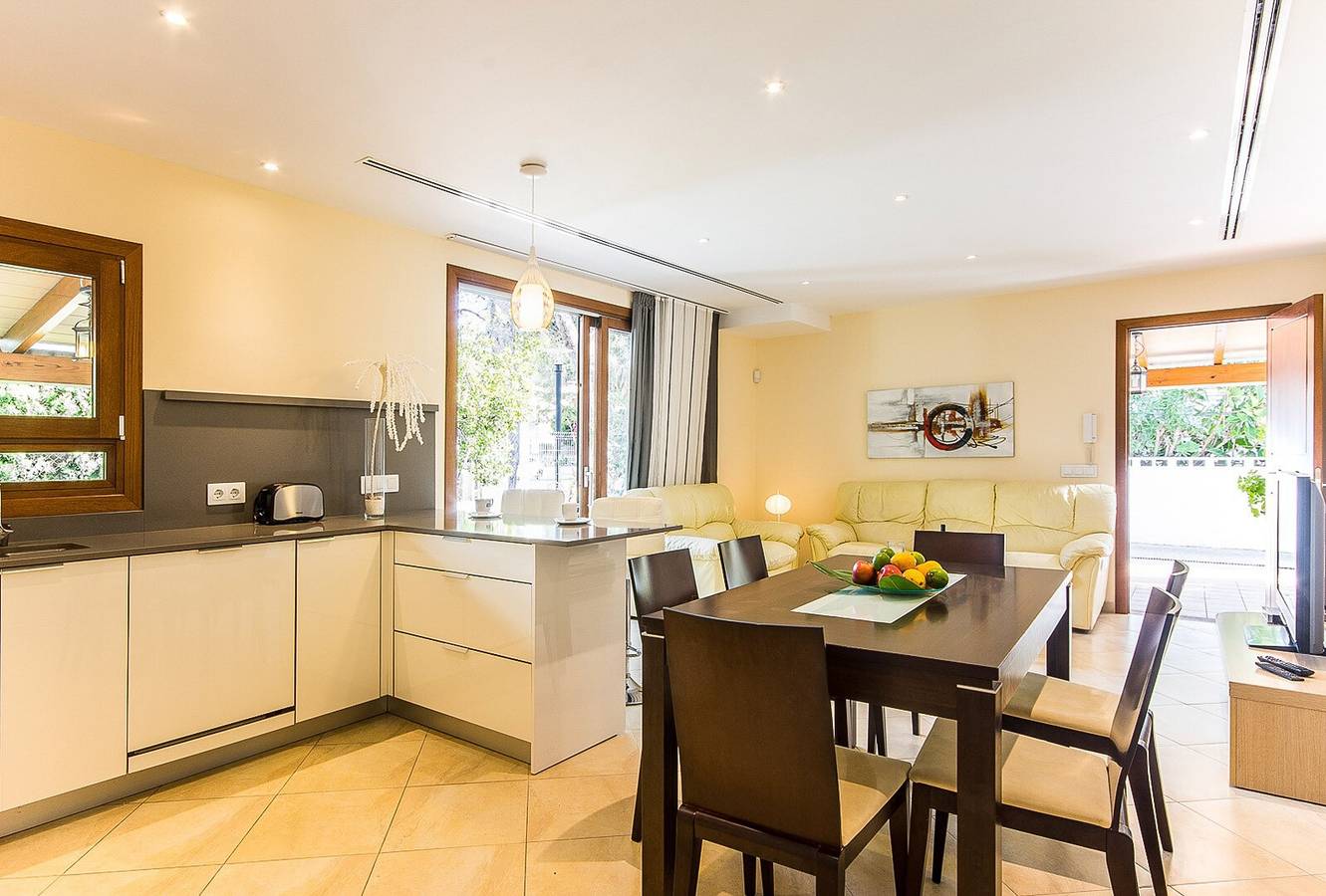 Vacation Home Casa de los Pinos with Wi-Fi, A/C, Terrace & Garden in Playa de Alcúdia, Alcúdia
