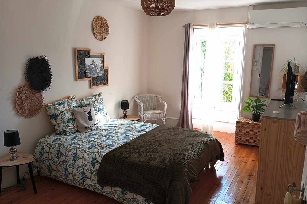 Grande Chambre Dans Belle Maison Avec Petit déj Proche des Thermes et du Casino in Vals-les-Bains, Parc naturel régional des Monts d'Ardèche