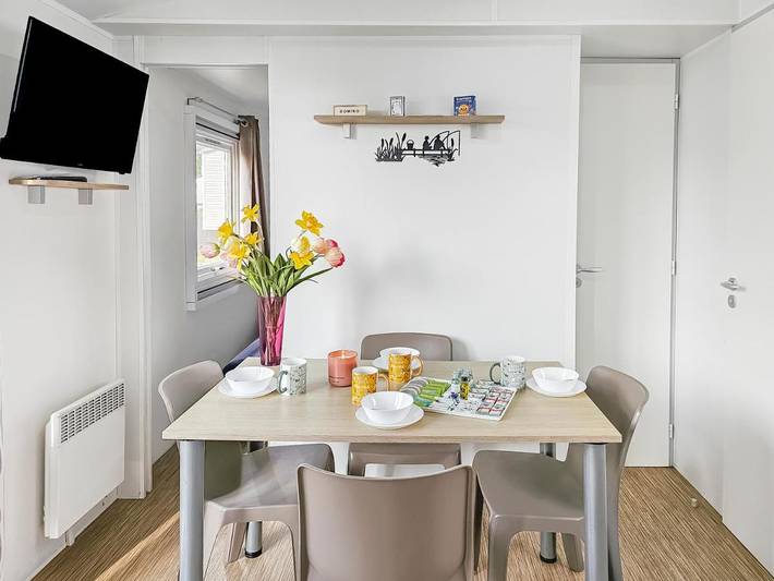 Location de vacances pour 6 personnes, avec Jacuzzi et Terrasse ainsi que Jardin et Piscine à Litteau
