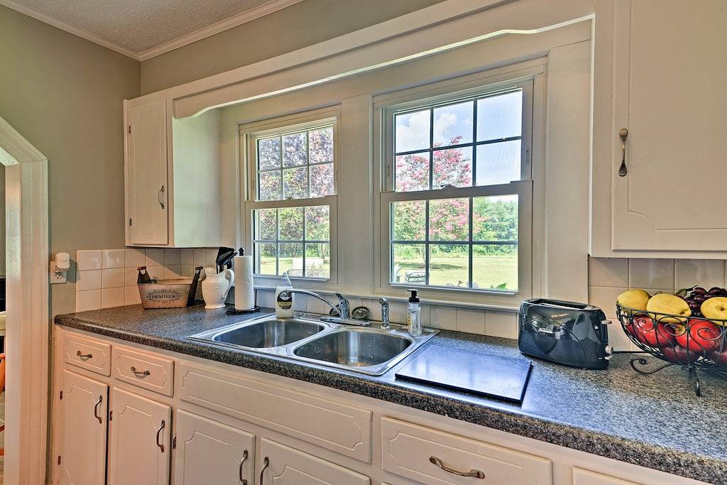 Neu! Malerisches Elkin 'Shady Oaks Farmhouse' mit Whirlpool in Surry County