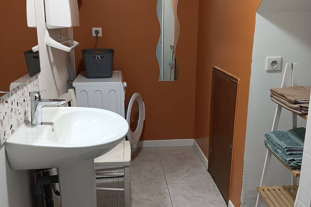 Appartement entier, Logement rez-de-chaussée  privatif in Mandailles-Saint-Julien, Région d'Aurillac