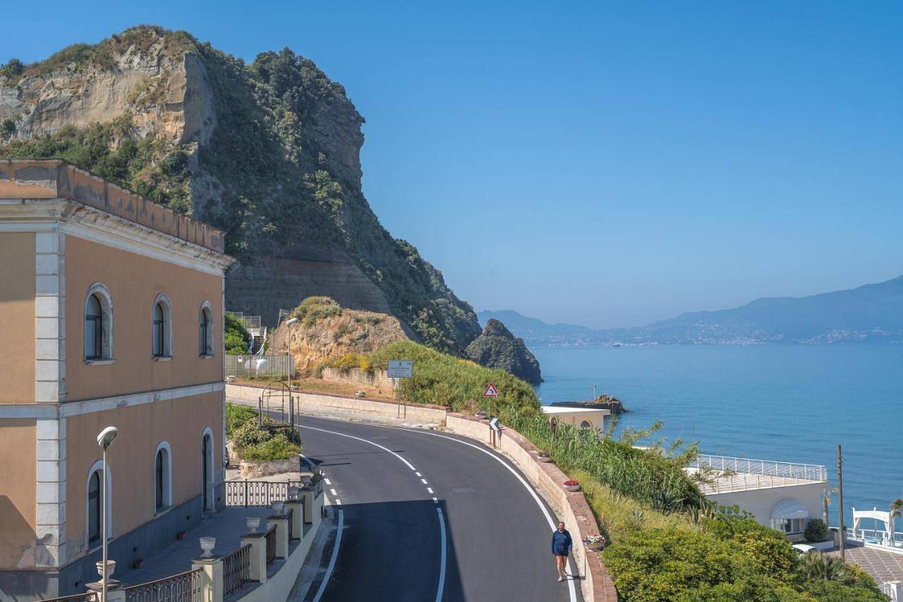 Deluxe Double Room with Sea View in Spiaggia di Torregaveta, Monte di Procida