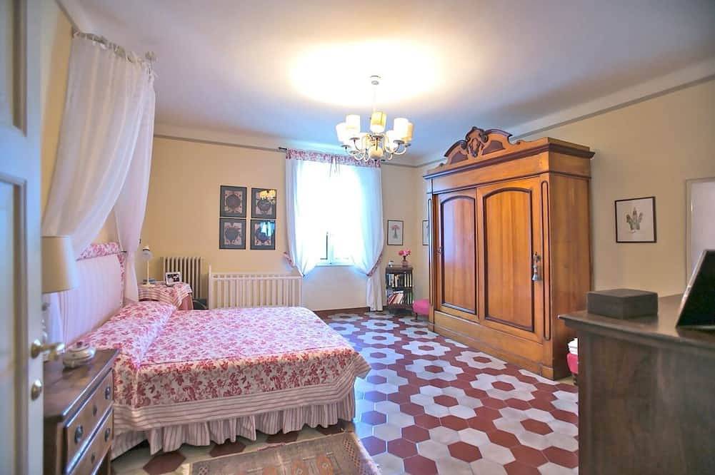 Villa Ascara - Fifteen Bedroom Villa, Sleeps 30 in Siena, Siena Province