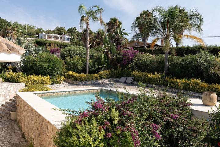 Villa 'Zagara' con piscina, giardino, terrazza e Wi-Fi in Partinico, Provincia di Palermo