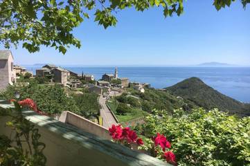 Hôtel pour 2 personnes, avec vue ainsi que jardin et piscine à San-Martino-di-Lota