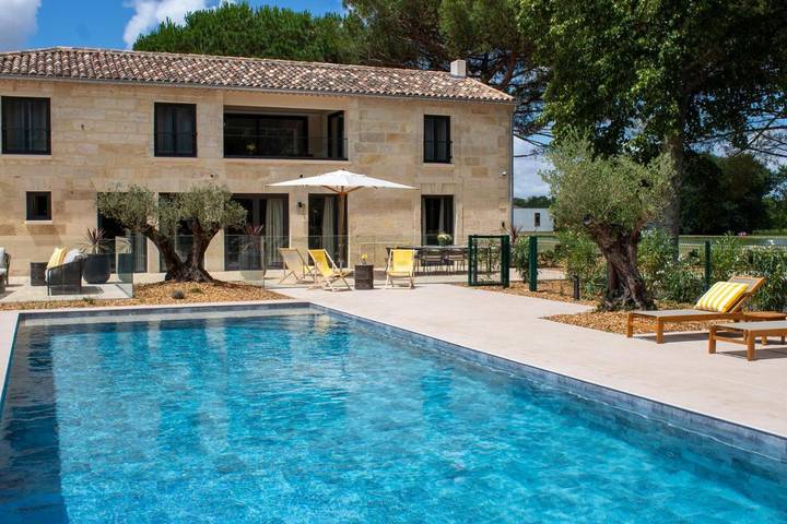 Location de vacances pour 8 personnes, avec Balcon et Terrasse ainsi que Jardin et Piscine à Labarde