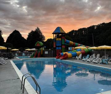 Camping pour 12 personnes, avec terrasse ainsi que piscine et vue dans les Hautes-Pyrénées