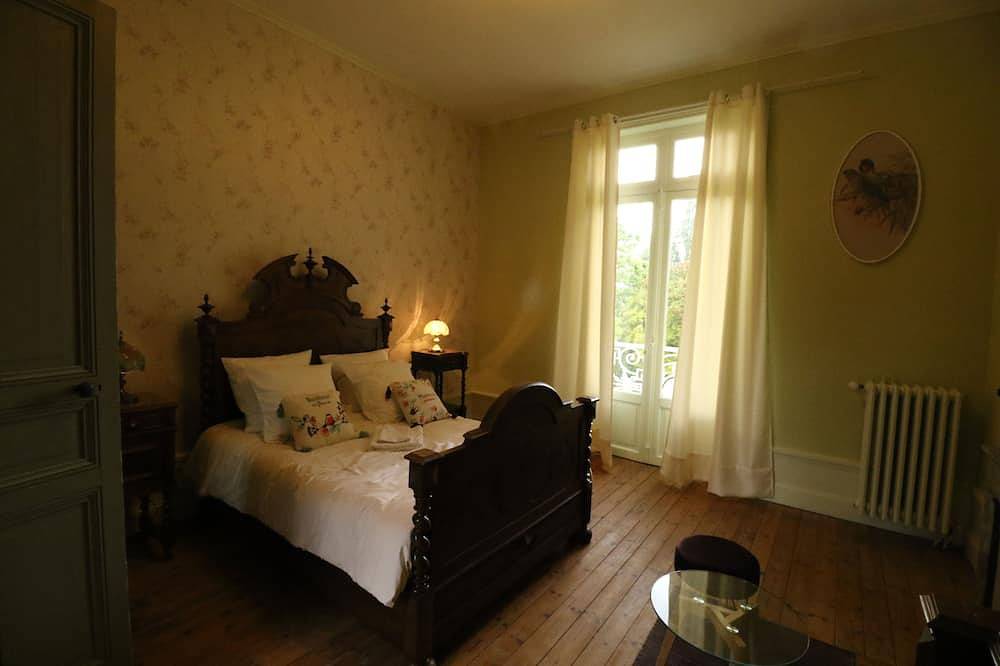 Grand gîte avec piscine couverte, chauffée, privée in Saint-Laurent-de-Belzagot, Charente