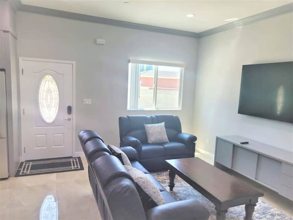 High Ceiling*2-levels Home*5 miles to Disneyland in Garden Grove, Orange County