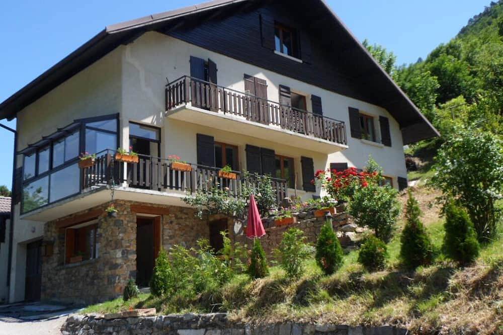 Entire apartment, 20 m2 studio ideal for a spa treatment in Brides or skiing in the 3 valleys in Salins-les-Thermes, Les Trois Vallées