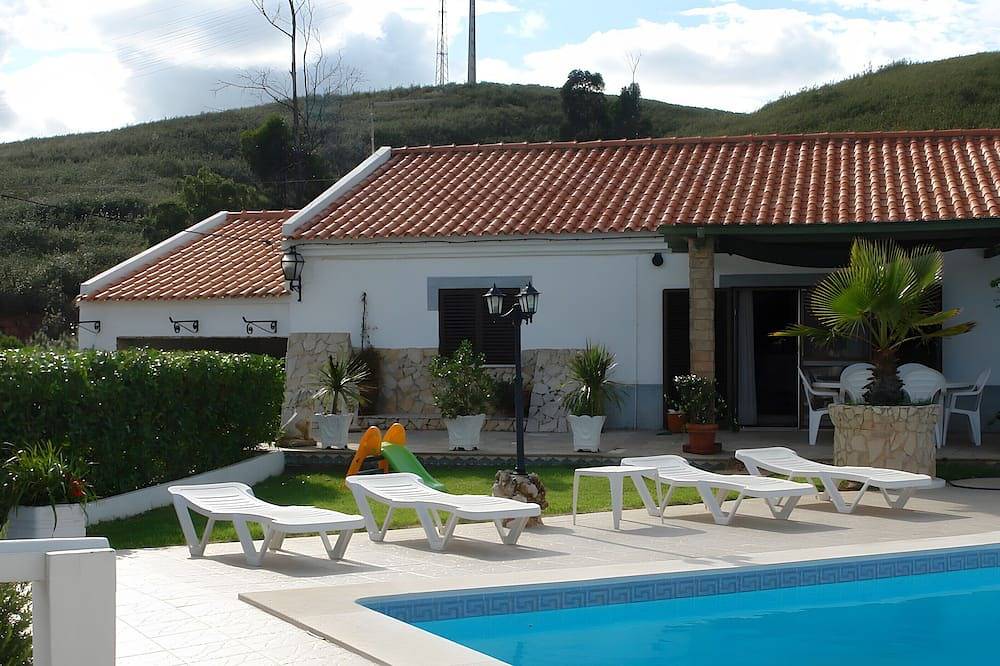 Landhaus 'Horta Da Ti'mariana' mit Bergblick, Gemeinschaftspool und Wlan in Odiáxere, Faro Distrikt