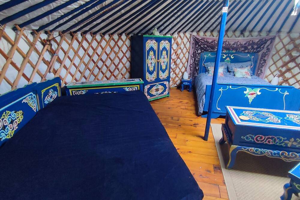 Mongolian yurt in an exceptional garden, 3 km from Mont-Saint-Michel Bay. in Ardevon, Pontorson