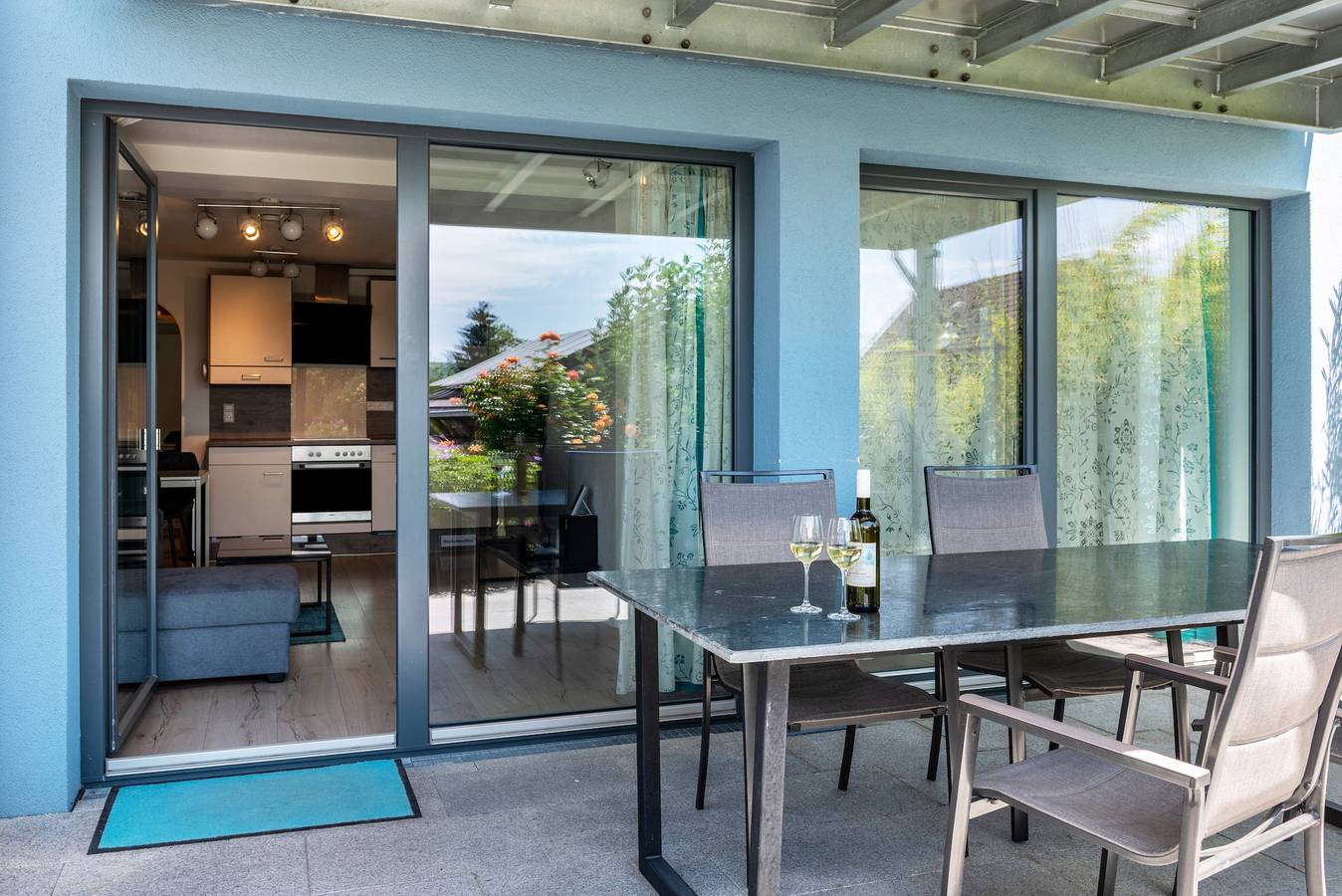 Ganze Wohnung, Ferienwohnung mit großer überdachter Privatterrasse und Wi-Fi in Allensbach, Untersee