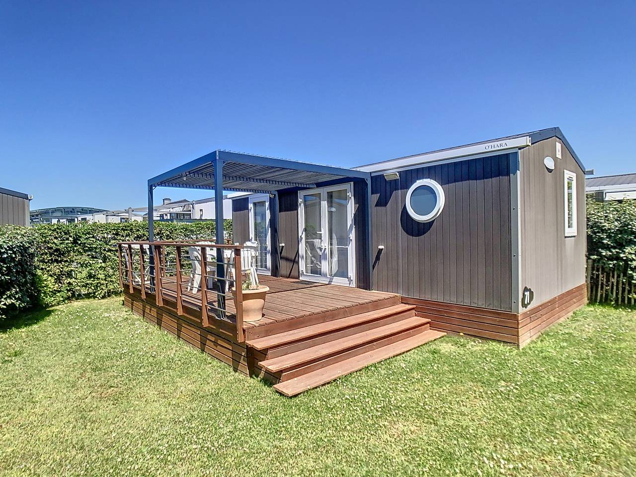 Mobil-home Grand Confort à 200m de la plage avec piscine chauffée, 4 pers, terrasse, parking in Jullouville, Côte de la Déroute